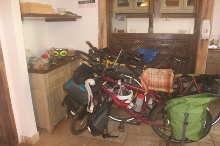 Entassage des vélos dans la chambre d'hôte