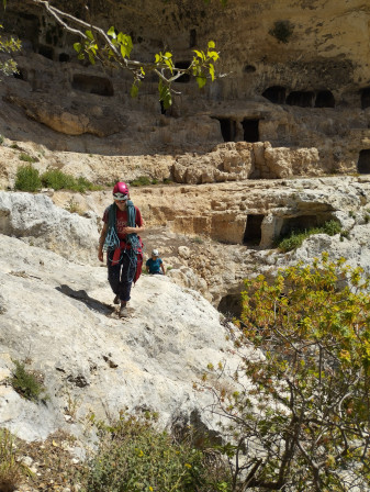 16 - Marche d'approche dans la grotte des brigands