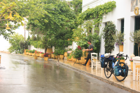 14/05 : Petit bar qui nous abrite de la pluie