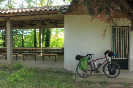 30/05 : Chaises et tables couverts à côté de la petite chapelle